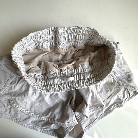 Lululemon Tracker Shorts, women’s, white, size 4 - Picture 6 of 7